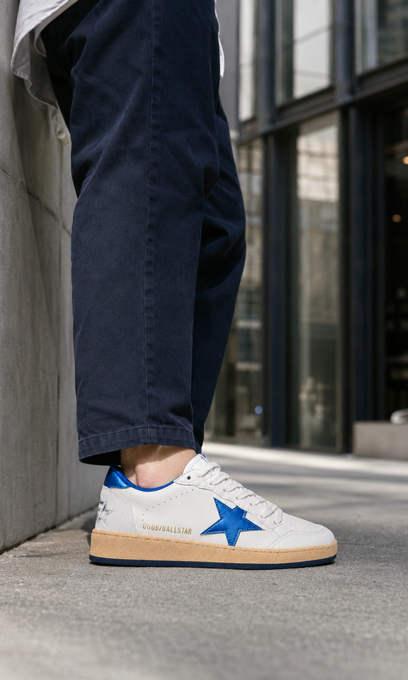 tenis Golden Goose Ball Star en color blanco con una estrella azul característica