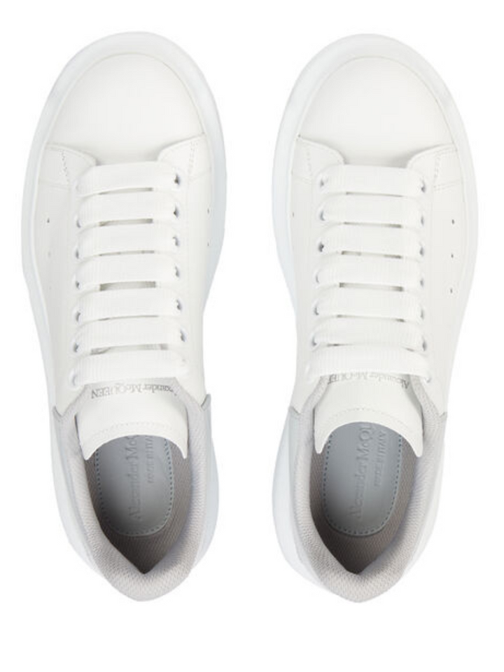 N373O Alexander mcQueen tenis bajo color blanco gris charol (G5)