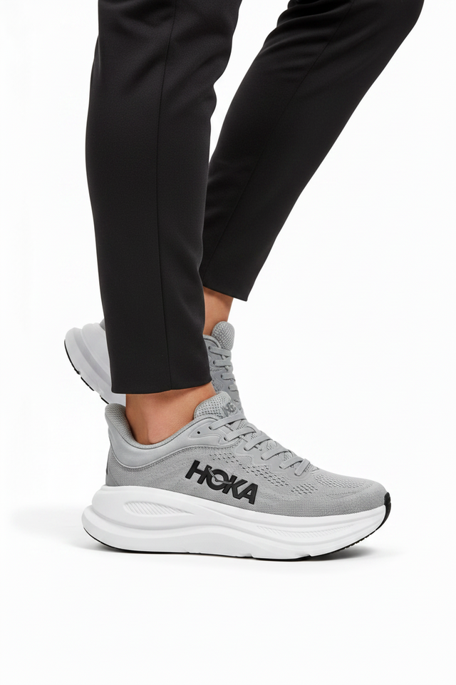 Hoka Bondi 9 en color gris.