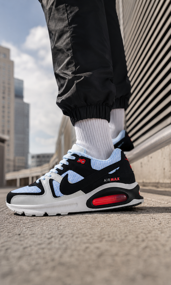 Nike Air Max Command blancos y negros con detalles en rojo.