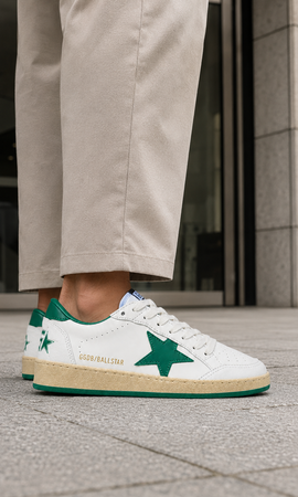 Golden Goose Ball Star en color blanco con una estrella verde