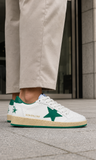 Golden Goose Ball Star en color blanco con una estrella verde
