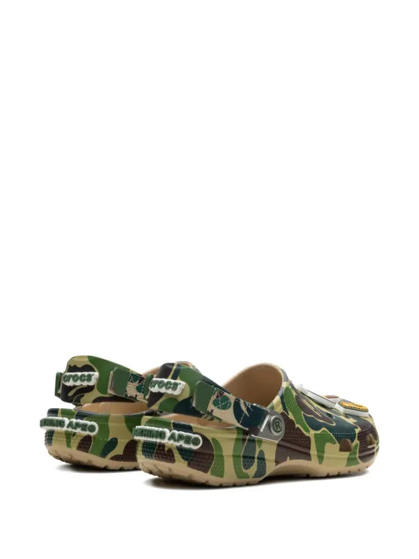 BAPE BLACK *A BATHING APE®
zuecos Classic Chai en colaboración con Crocs