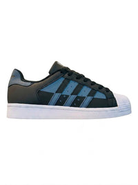 Adidas Superstar en color negro con detalles reflectivos azules