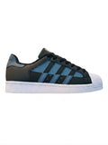 Adidas Superstar en color negro con detalles reflectivos azules