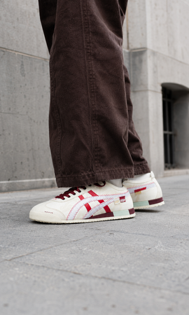 Onitsuka Tiger Mexico 66, caracterizados por sus franjas laterales en color rojo y bordes pespunteados