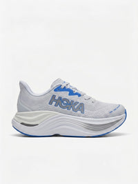 Tenis Hoka Skyward X en color blanco y gris con detalles en azul