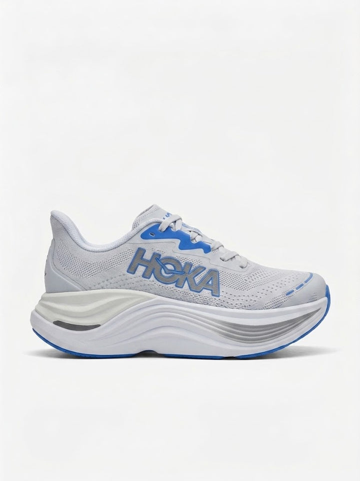 Tenis Hoka Skyward X en color blanco y gris con detalles en azul