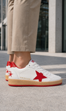 Golden Goose Ball Star en color blanco con una estrella lateral roja