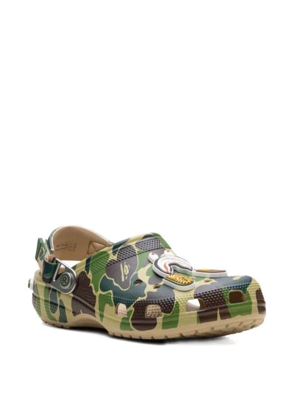 BAPE BLACK *A BATHING APE®
zuecos Classic Chai en colaboración con Crocs