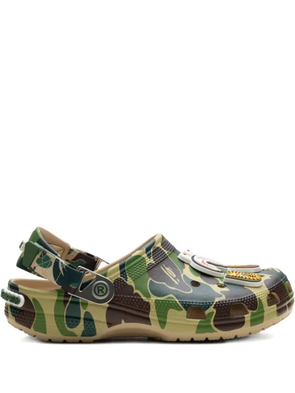 BAPE BLACK *A BATHING APE®
zuecos Classic Chai en colaboración con Crocs