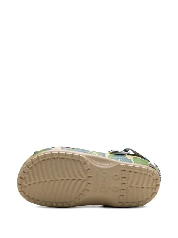 BAPE BLACK *A BATHING APE®
zuecos Classic Chai en colaboración con Crocs