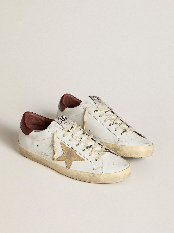 Tenis Golden goose Super-Star con estrella de ante arena y refuerzo del talón de piel de cocodrilo roja