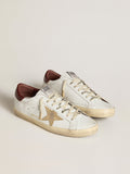 Tenis Golden goose Super-Star con estrella de ante arena y refuerzo del talón de piel de cocodrilo roja