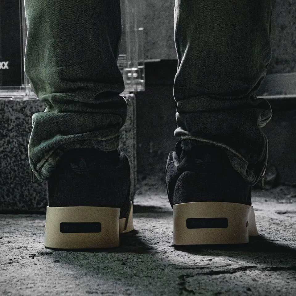 N372O FEAR OF GOD x ADIDAS ‘86 FORUM MID “BLACK”
