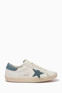 Golden Goose Super-Star, un modelo emblemático de la marca de lujo italiana Golden Goose blanco azul