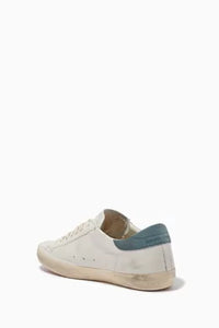 Golden Goose Super-Star, un modelo emblemático de la marca de lujo italiana Golden Goose blanco azul