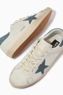 Golden Goose Super-Star, un modelo emblemático de la marca de lujo italiana Golden Goose blanco azul