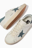 Golden Goose Super-Star, un modelo emblemático de la marca de lujo italiana Golden Goose blanco azul