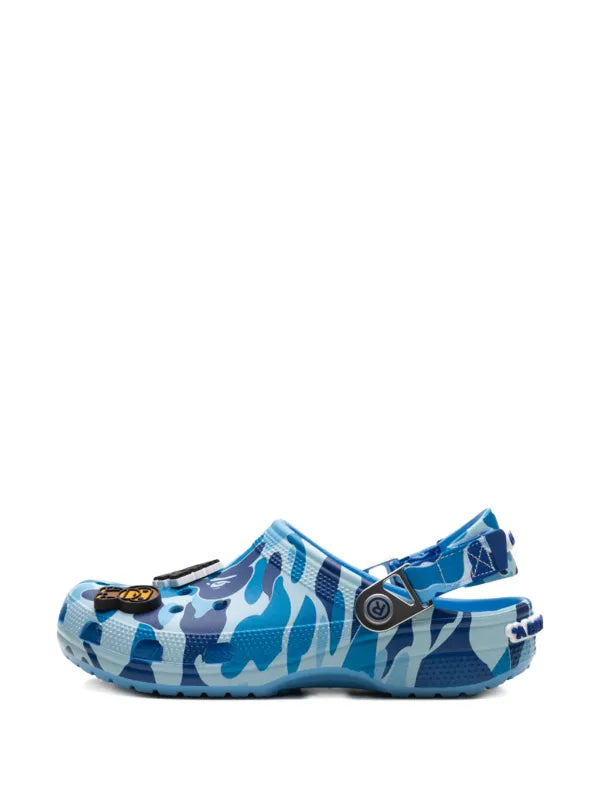 Crocs tenis Clog Azul Camo en colaboración de A Bathing Ape