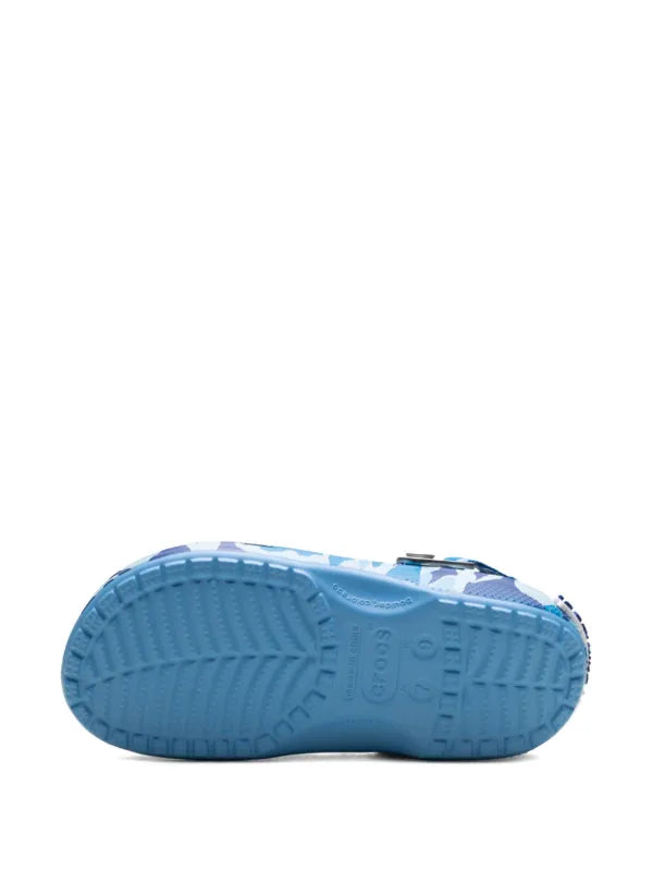 Crocs tenis Clog Azul Camo en colaboración de A Bathing Ape