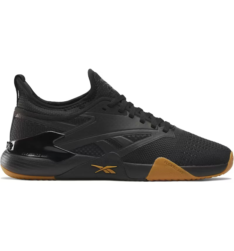 Reebok Nano Court en color negro con detalles dorados.