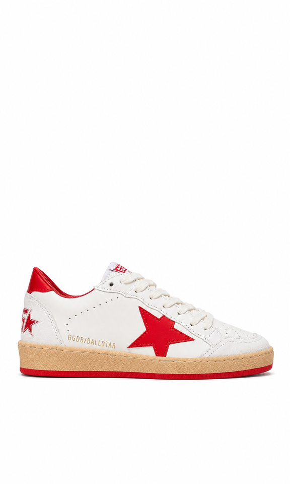 Golden Goose Ball Star en color blanco con una estrella lateral roja