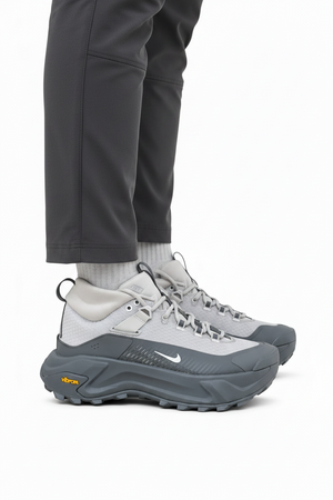 Nike ACG Zegama Hike en color gris
