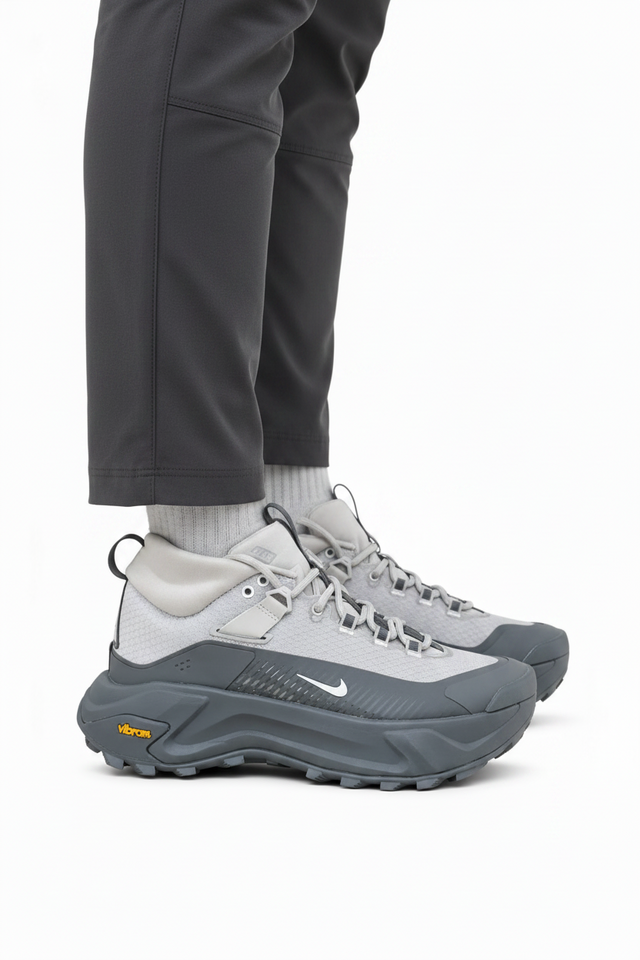Nike ACG Zegama Hike en color gris