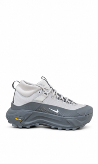 Nike ACG Zegama Hike en color gris