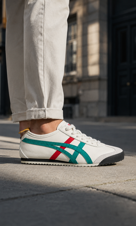 Onitsuka Tiger Mexico 66 en color blanco con franjas verdes y rojas.