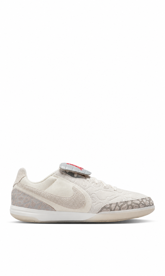 Nike Jordan Tiempo Streetgato SE en color blanco/sail con detalles de elefante