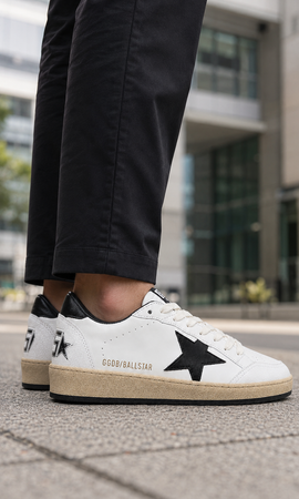 Golden Goose Ball Star en color blanco con estrella negra y talón negro. - Calzado de mujer y hombre