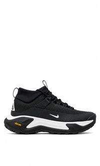 Nike ACG Zegama Hike de color negro con suela Vibram y detalle de logo blanco.