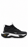 Nike ACG Zegama Hike de color negro con suela Vibram y detalle de logo blanco.