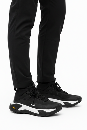 Nike ACG Zegama Hike de color negro con suela Vibram y detalle de logo blanco.