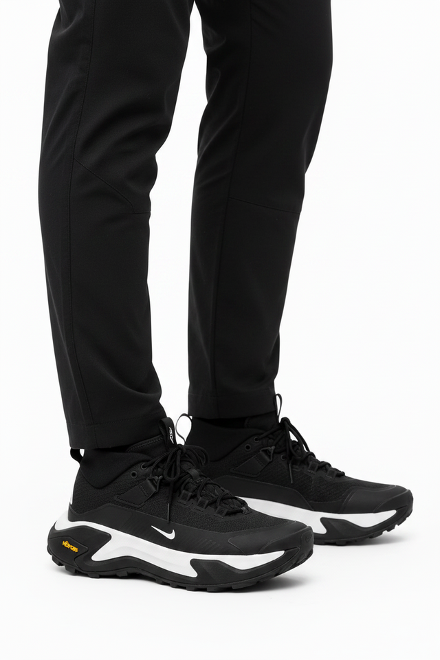 Nike ACG Zegama Hike de color negro con suela Vibram y detalle de logo blanco.