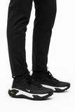 Nike ACG Zegama Hike de color negro con suela Vibram y detalle de logo blanco.
