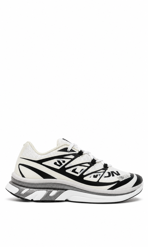 Salomon XT-6 de color blanco con detalles en negro.