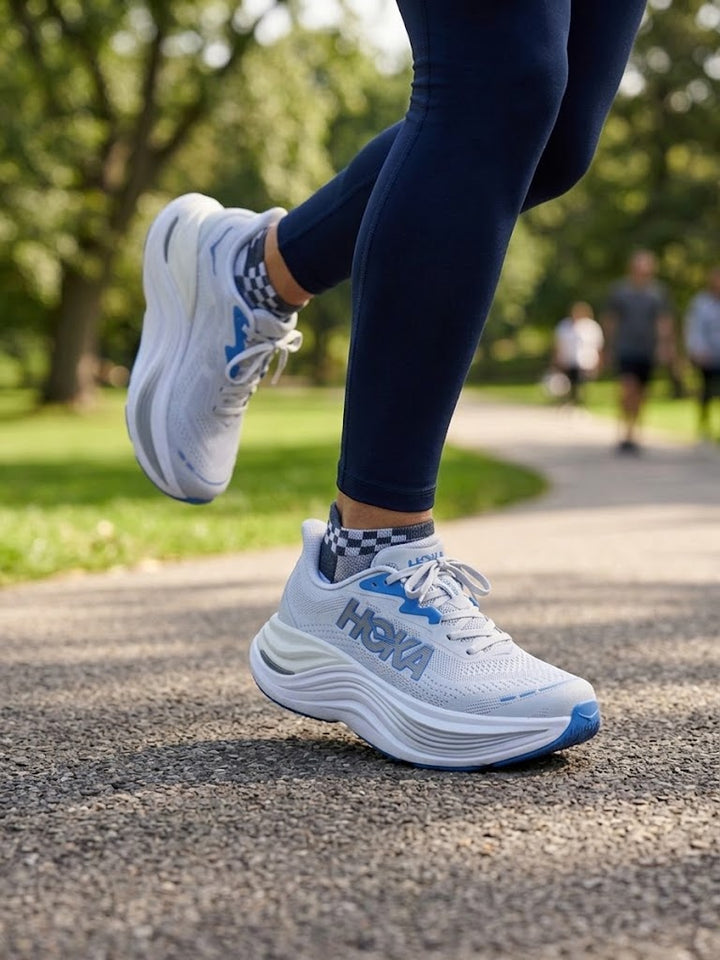 Tenis Hoka Skyward X en color blanco y gris con detalles en azul