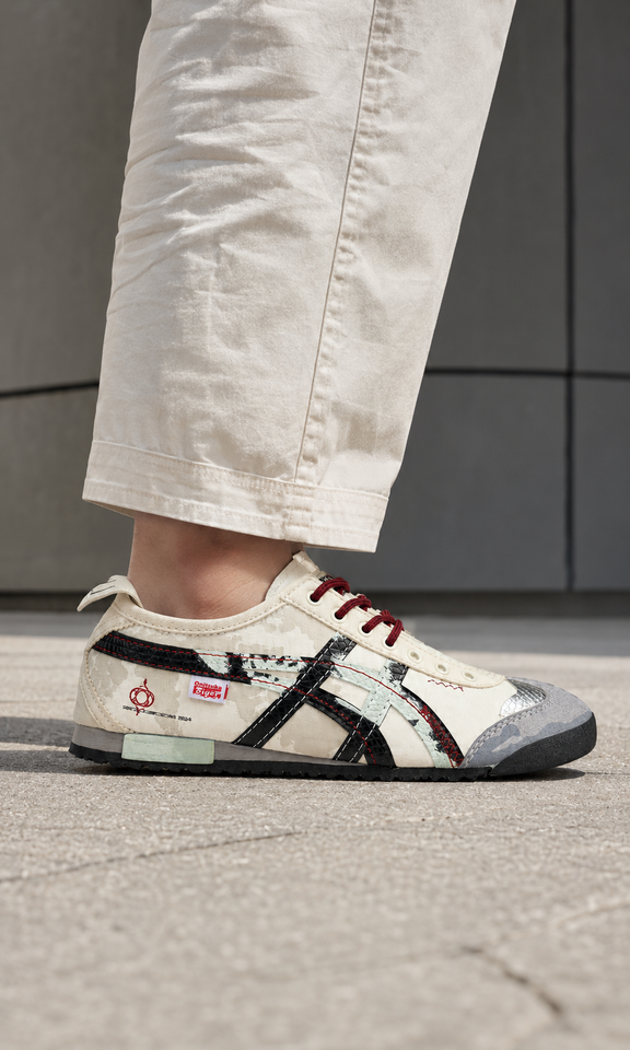 Onitsuka Tiger Mexico 66 con un patrón de camuflaje beige y detalles gráficos en negro y rojo