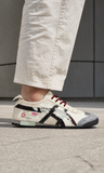 Onitsuka Tiger Mexico 66 con un patrón de camuflaje beige y detalles gráficos en negro y rojo