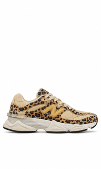 New Balance 9060 en una combinación de colores beige y marrón con un audaz estampado de leopardo