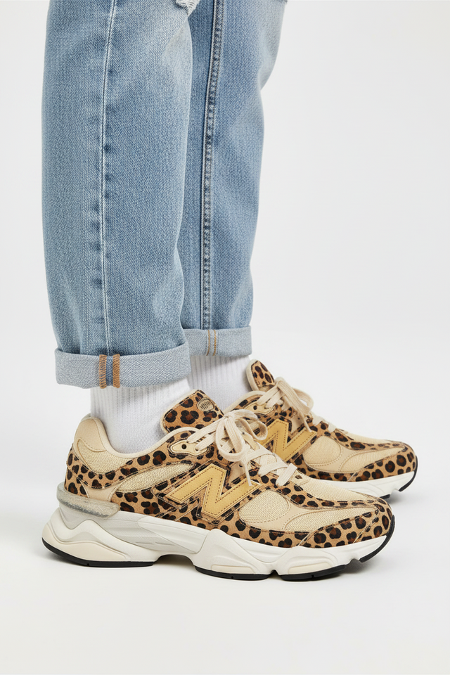 New Balance 9060 en una combinación de colores beige y marrón con un audaz estampado de leopardo