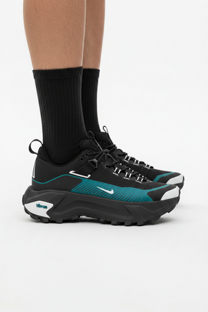 Nike ACG Mountain Fly 2 Low en color negro y azul petróleo