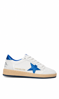 tenis Golden Goose Ball Star en color blanco con una estrella azul característica
