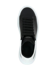 N370O (G5) Alexander McQueen tenis bajos Oversized Negro blanco