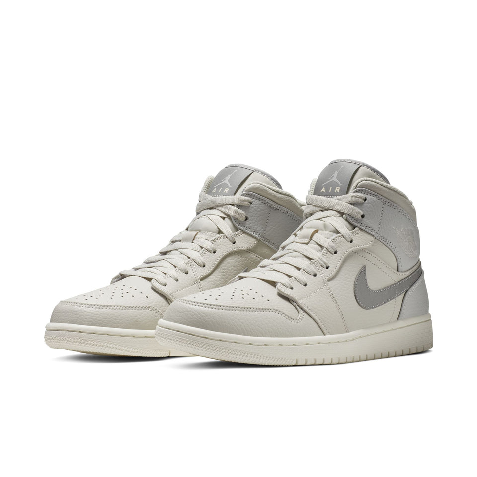 N370O AIR JORDAN 1 MID SE LIGHT BONE/GREY FOG-REFLECT SILVER-SAIL