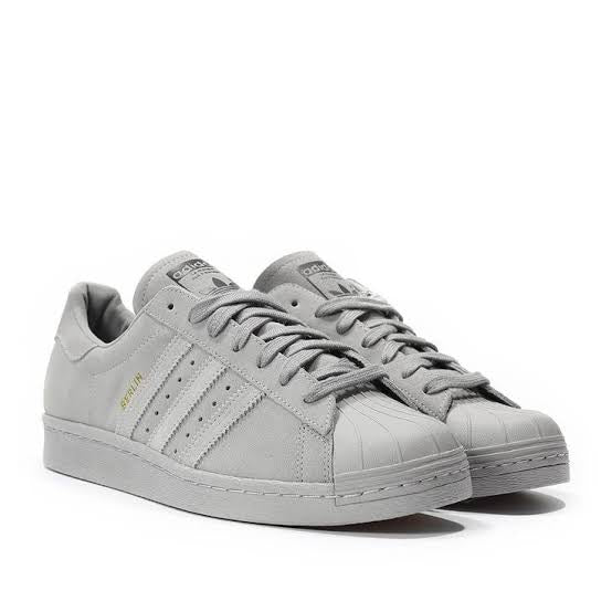 N370O Adidas superstar edición especial Berlín gris