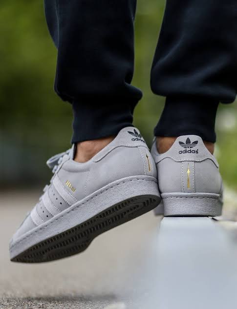 N370O Adidas superstar edición especial Berlín gris